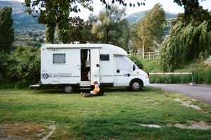 Un camping paisible dans une clairière.
