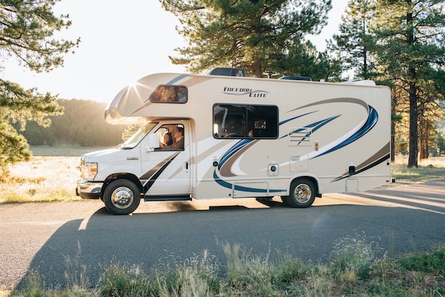 Un terrain de camping entouré de montagnes.